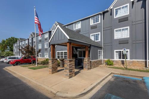 Econo Lodge Inn and Suites Greenville - image 39