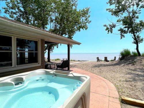 . Lakeside Cottage w Hot Tub & Indoor fireplace