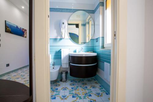 Deluxe Room image 6