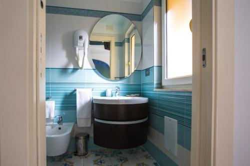 Deluxe Room image 5