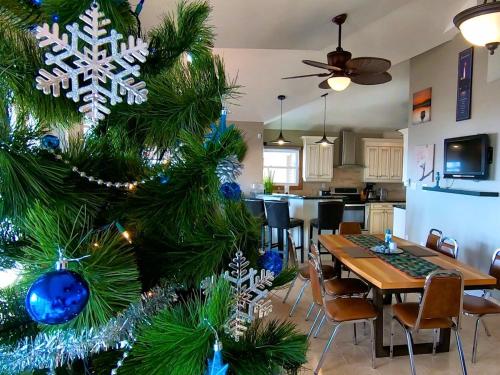 Lakeside Cottage w Hot Tub & Indoor fireplace in Simcoe (ON)