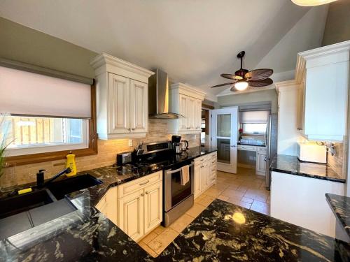 Lakeside Cottage w Hot Tub & Indoor fireplace in Simcoe (ON)