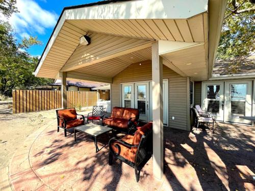 Lakeside Cottage w Hot Tub & Indoor fireplace in Simcoe (ON)