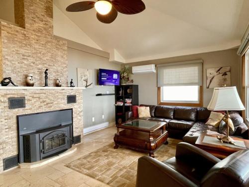 Lakeside Cottage w Hot Tub & Indoor fireplace in Simcoe (ON)