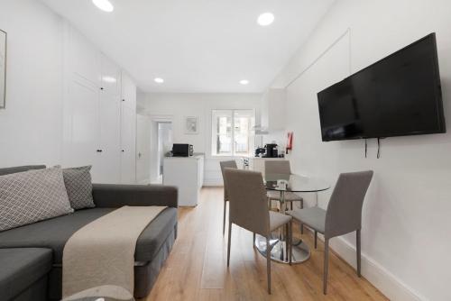2 Bed Piccadilly Apartment 3, London