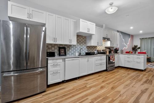 Massive Master BD 2 Kings Plus Ensuite in Port Colborne (ON)