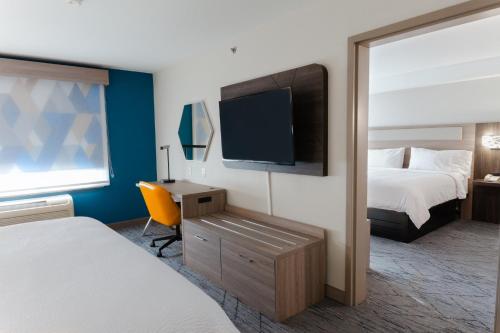 Holiday Inn Express Hotel & Suites Logan an IHG Hotel - image 43