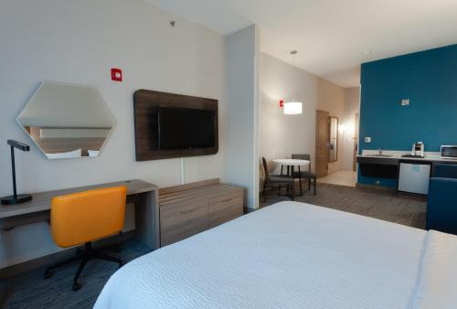 Holiday Inn Express & Suites Logan by IHG Room Type - King Suite - Hearing Accessible/Non-Smoking