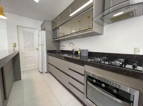 Orbe Residence - Apartamento espaçoso com duas suítes e varanda gourmet de frente para a rua com vista para as montanhas na Praia de Palmas. - image 4