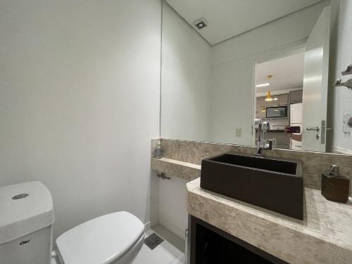 Orbe Residence - Apartamento espaçoso com duas suítes e varanda gourmet de frente para a rua com vista para as montanhas na Praia de Palmas. - image 3