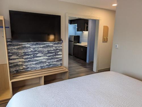 Econo Lodge Inn and Suites Greenville - image 40