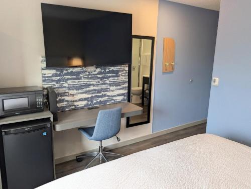 Econo Lodge Inn and Suites Greenville - image 34