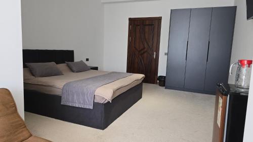 1 queen bed, 2 sofa beds