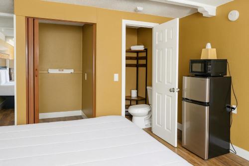 Spinnaker Inn of Naples - image 23