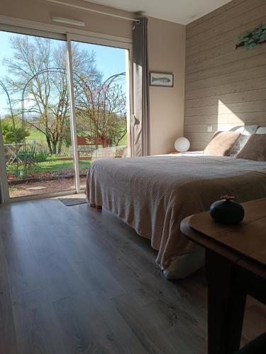 Une escale gourmande- Suite avec terrasse & dîner maison possible (Une escale gourmande- Suite avec terrasse & diner maison possible) in Eyzerac