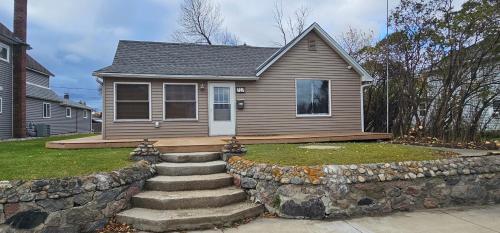 . 2 Bedroom Home with garage close to hospital