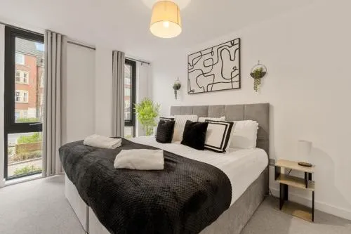 Stylish Modern 2Bed Apartment - Free Parking&Gym photo 2