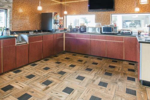 Super 8 by Wyndham Van Buren/Ft. Smith Area - main image