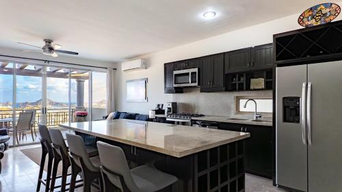 3BR Penthouse with Stunning Arch Views and Private Concierge 24 7