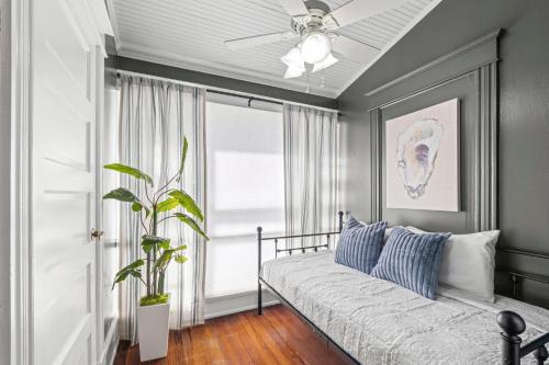 1 queen bed, 1 twin bed
