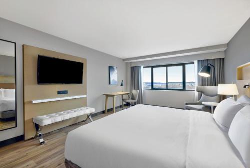 Radisson Quad City Plaza Hotel - image 40