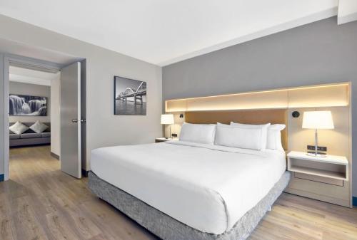 Radisson Quad City Plaza Hotel - image 23