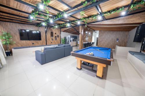 6 bedroom penthouse with pool table- 1 block from Lleras park p4