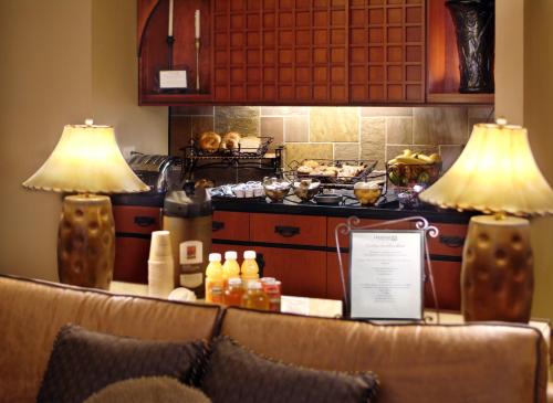 Comida y bebida, Larkspur Landing Extended Stay Suites Pleasanton in Pleasanton