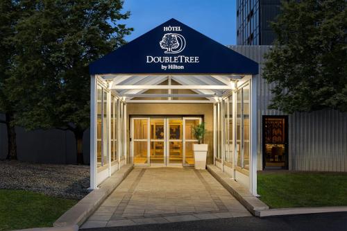 DoubleTree by Hilton Pointe Claire Montreal Airport West – khách sạn tại Sân Bay Montreal-Trudeau