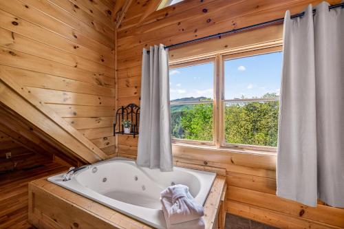Holiday Special, Sauna, Mnt View, HotTub, Mins to Parkway in Sevierville, USA