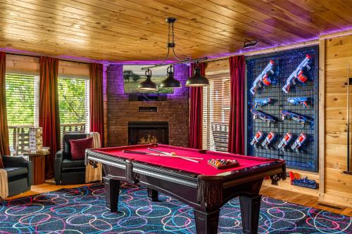 Holiday Special, Sauna, Mnt View, HotTub, Mins to Parkway in Sevierville, USA