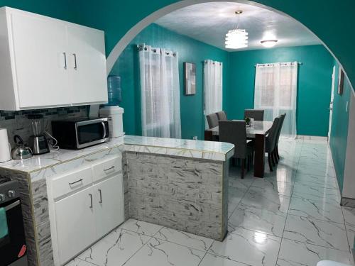 مطبخ, Blue Paradise in Coxen Hole