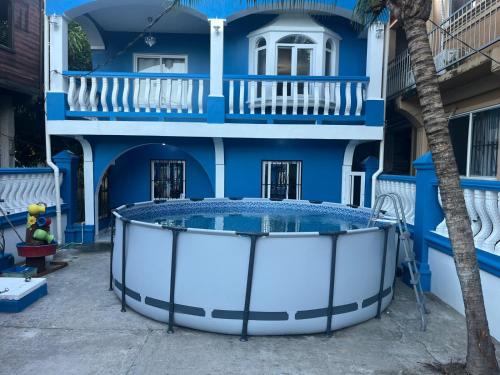 المنظر الخارجي, Blue Paradise in Coxen Hole