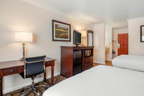Best Western Salinas Monterey Hotel Room Type - Queen Room with Two Queen Beds - Non-Smoking