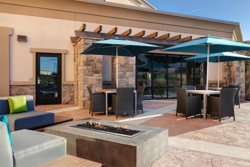 Exterior view, Hampton Inn & Suites by Hilton Marina in Marina (CA)