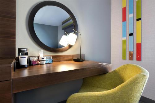 Hampton Inn & Suites by Hilton Marina Room Type - King Room with Tub - Mobility Access
