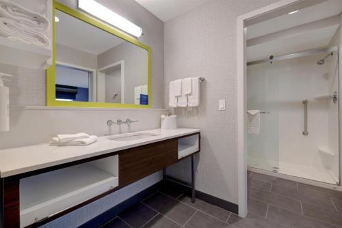 Hampton Inn & Suites by Hilton Marina Room Type - King Studio Suite