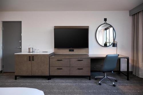 Doubletree by Hilton Buena Park Room Type - King Room with Sofa Bed - Hearing Accessible