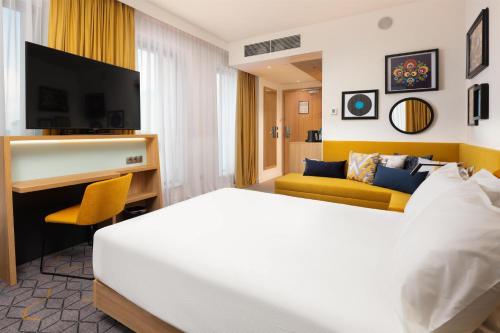 1 queen bed, 1 sofa bed