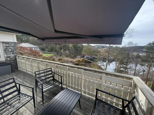 Balkons/terase, Cabin close to the sea with a great view in Lysekloster