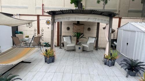 Tiny place w private hot jacuzzi 7 min to Miami international airport in Miami, USA