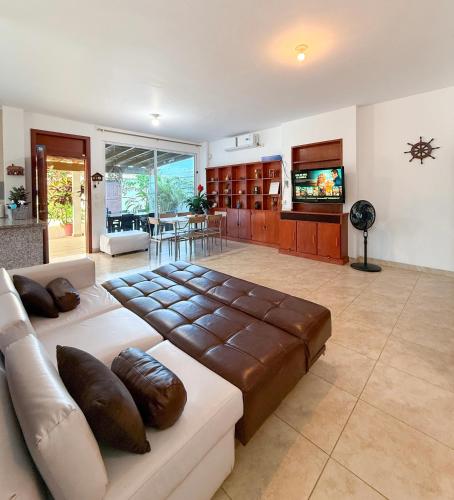 Casa con piscina privada y salida a la playa in Playas Villamil