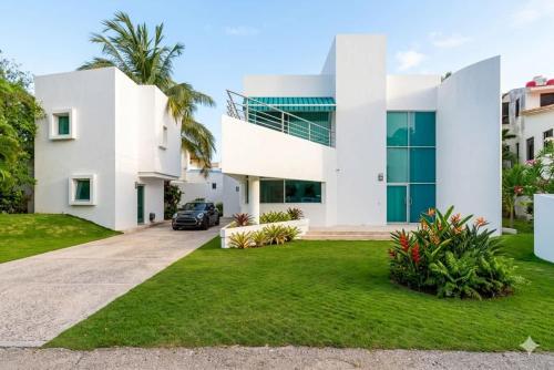 Private Pool Villa, Walk to Beach & 5th Ave