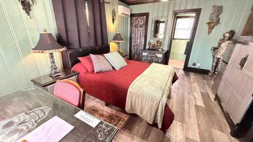 Historic Ziegler Inn and Suites with Whimsical Themed Rooms in 新伯恩 (NC)