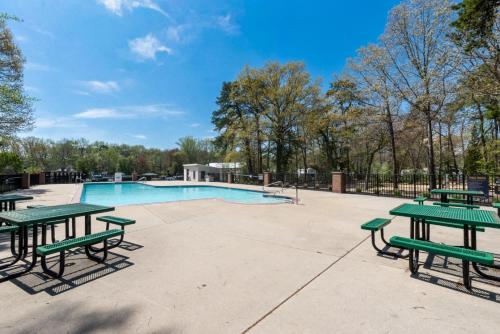 Pool • Fire Pit • Amenities • Sleeps 8 in Cape May Court House (NJ)