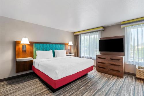 1 king bed, 1 sofa bed