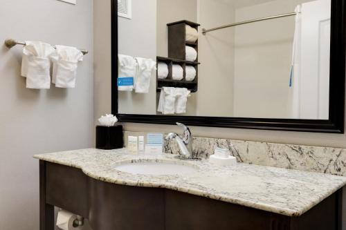 Hampton Inn & Suites Temecula - image 10
