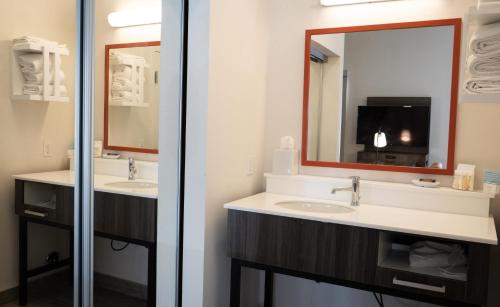Hampton Inn & Suites Seal Beach - image 29