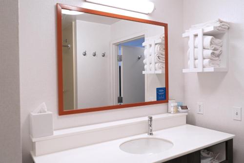Hampton Inn & Suites by Hilton Seal Beach Room Type - Queen Room with Two Queen Beds - Mobility Access/Non-Smoking