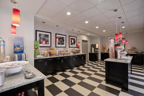 Hampton Inn and Suites Roanoke Airport/Valley View Mall - image 40
